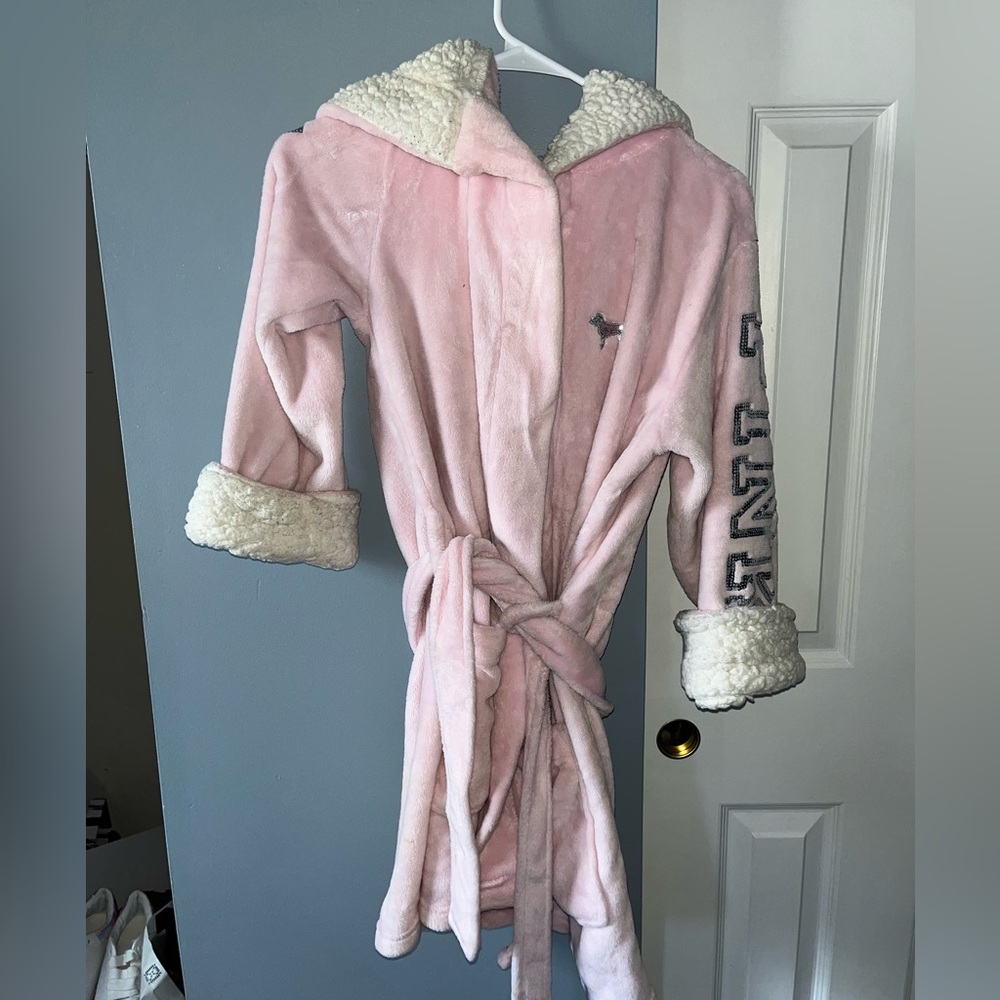 VS/PINK sequence robe